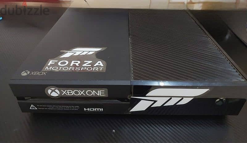 XBOX One with 2 controllers ( need BATTERIES)and one game disk 1