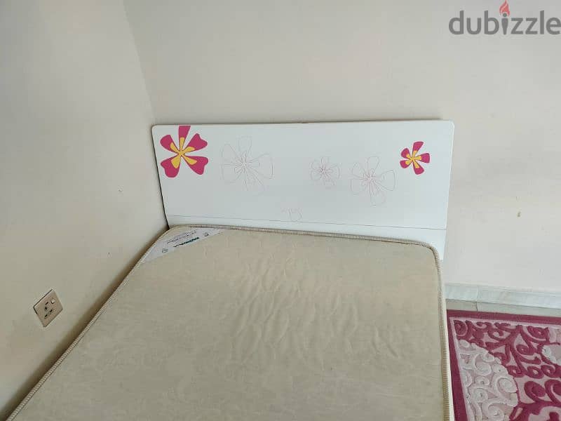 Single bed (Queen size) 2