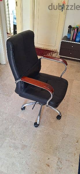 Office type rotating chair in good condition can be used for gaming. 1