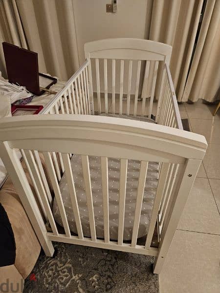 Juniors brand Baby Crib in excellent condition 1