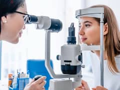 اخصائي فحص نظر - Optometrist