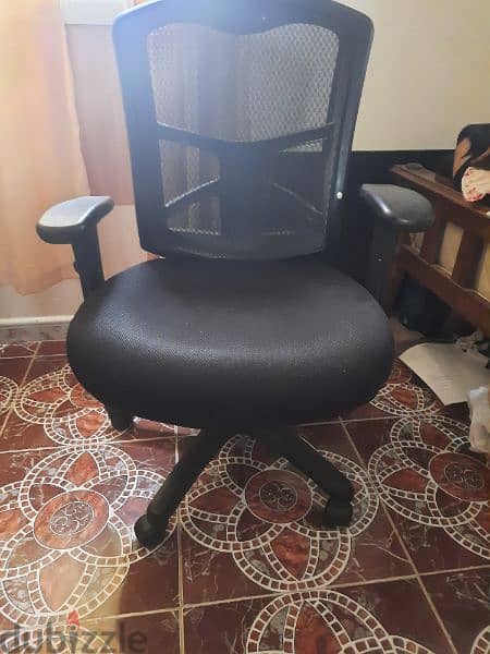 study table with chair with wheels in good condition with drawers 2