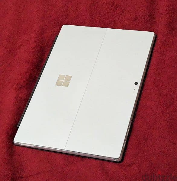 Microsoft Surface pro 4 
Core i5 6th ram 8gb RAM , SSD 256 0