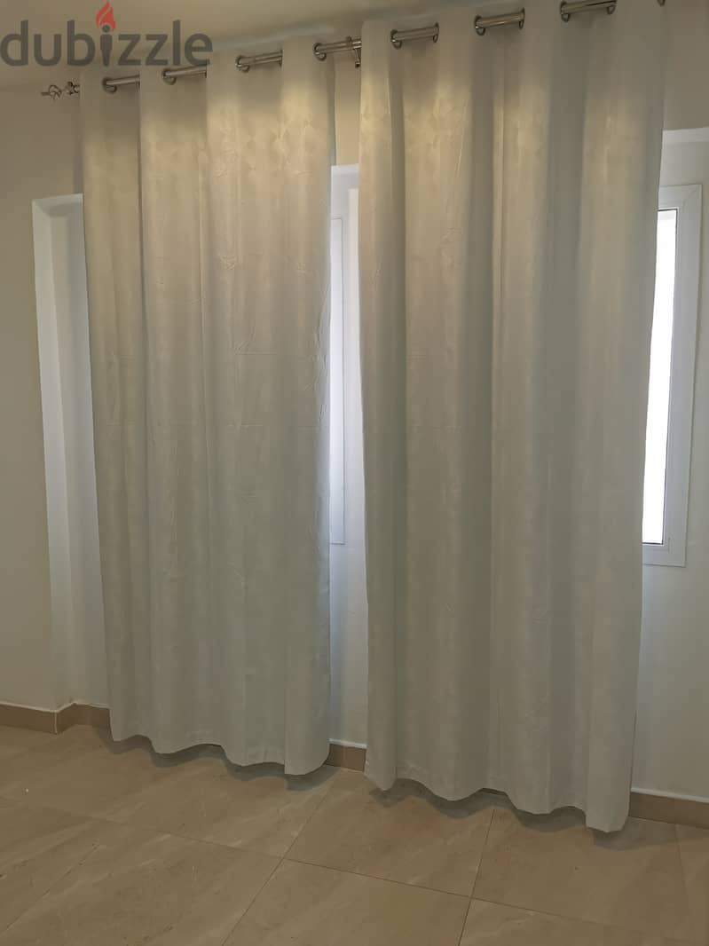 8 curtains (2 white and 6 beige curtains) and 5 bars 10
