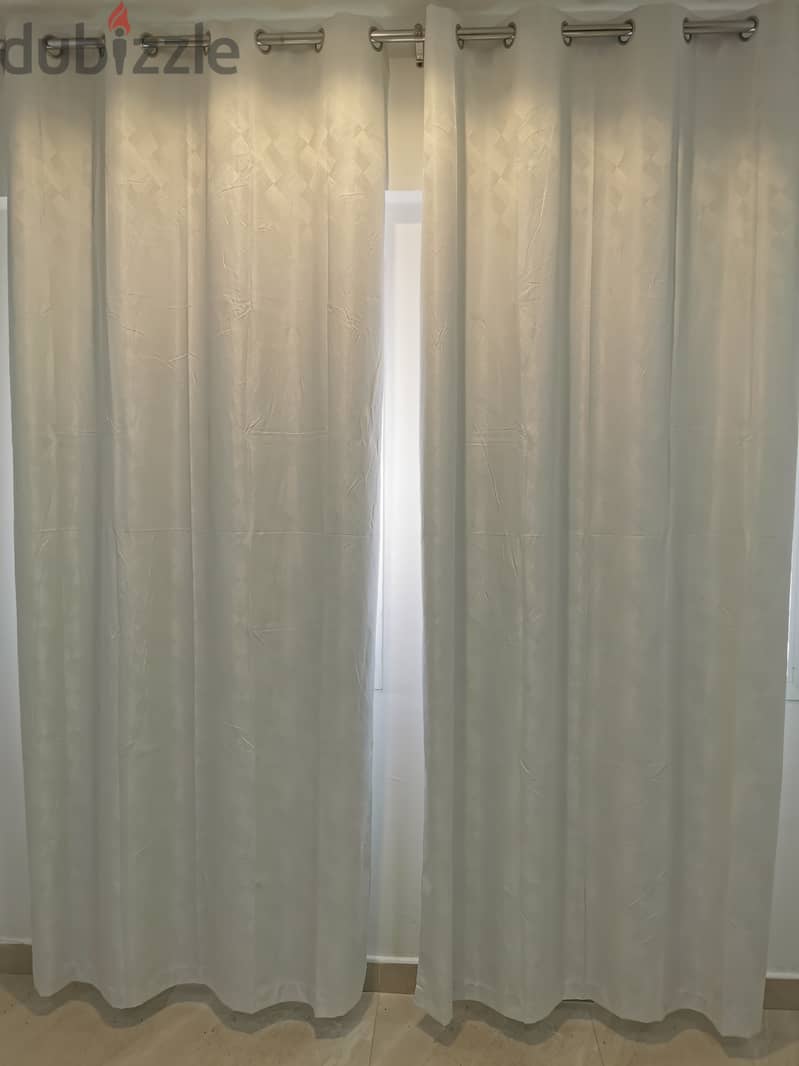 8 curtains (2 white and 6 beige curtains) and 5 bars 1
