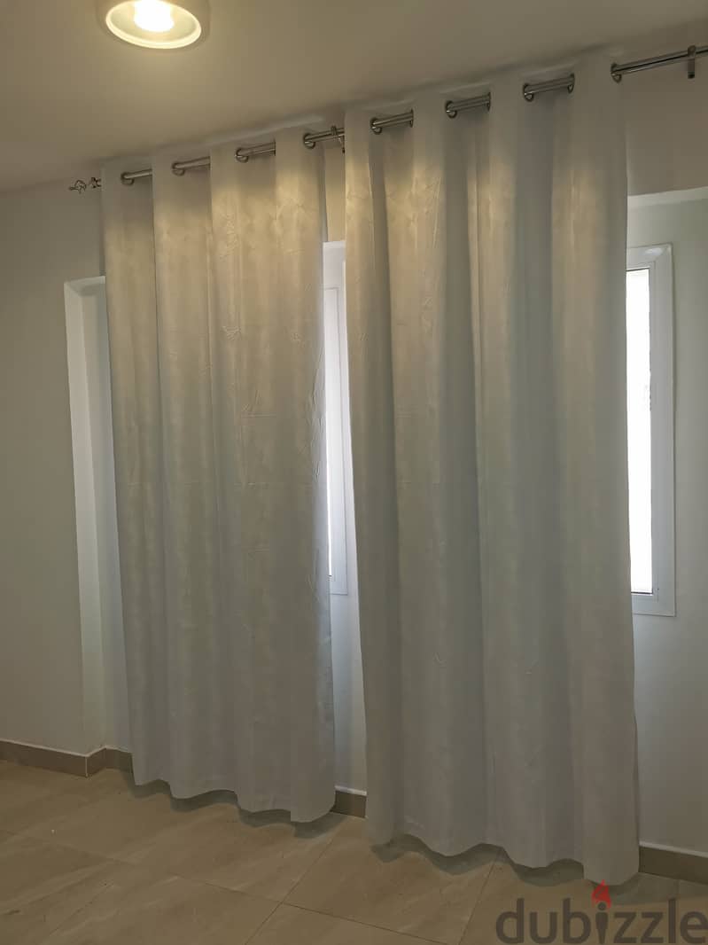 8 curtains (2 white and 6 beige curtains) and 5 bars 3