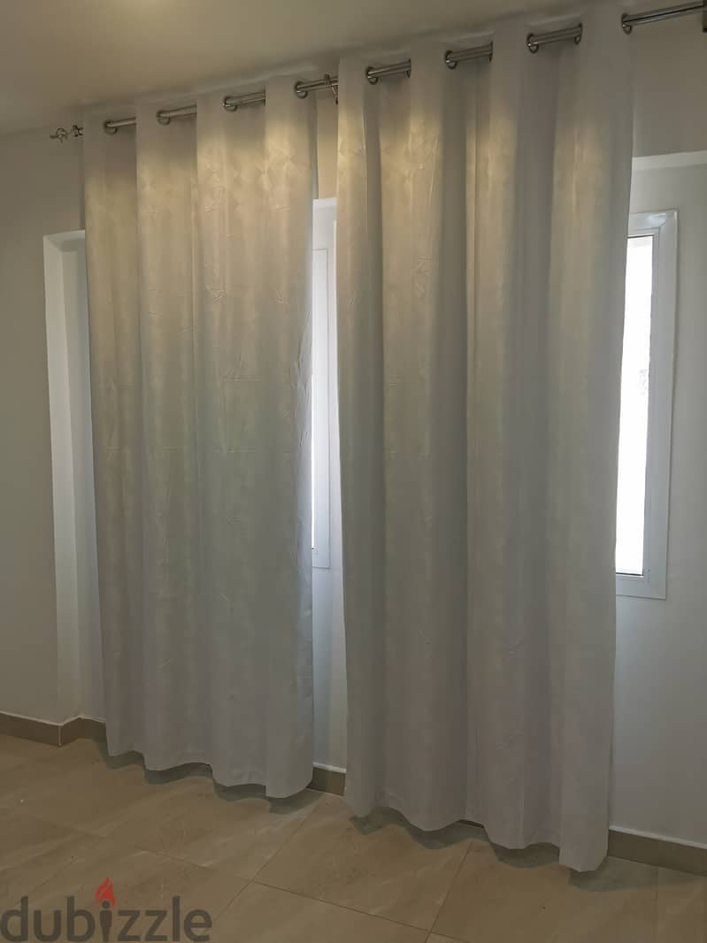 8 curtains (2 white and 6 beige curtains) and 5 bars 4
