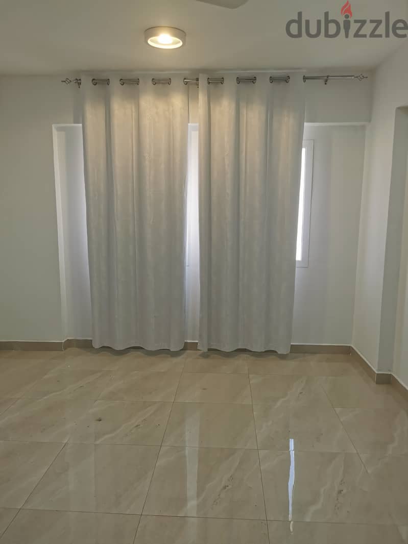 8 curtains (2 white and 6 beige curtains) and 5 bars 5
