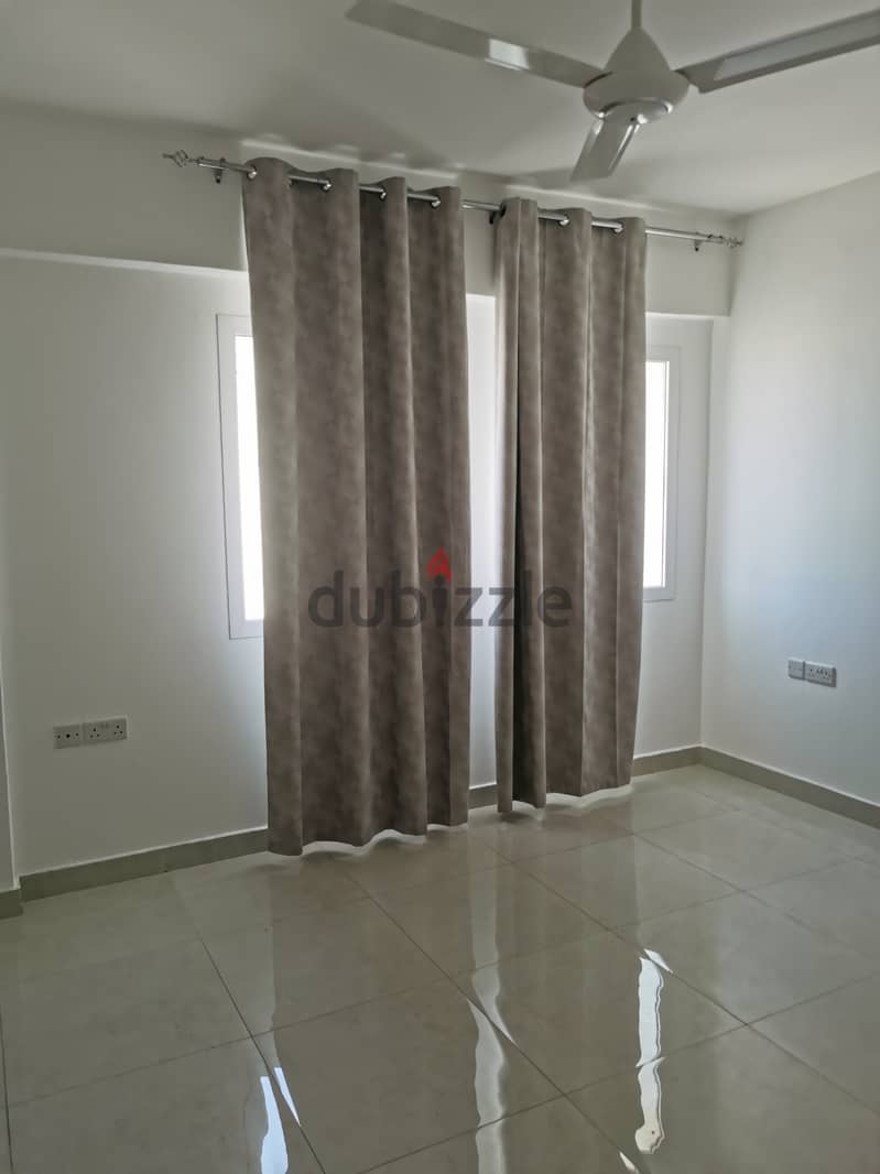 8 curtains (2 white and 6 beige curtains) and 5 bars 6