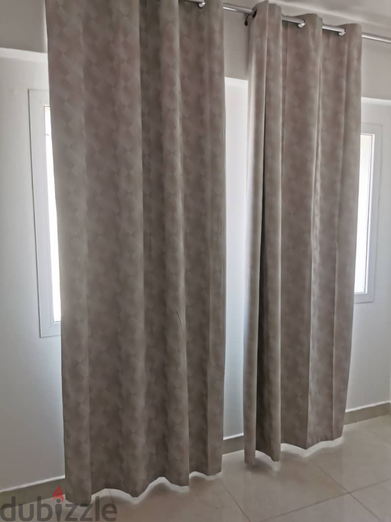 8 curtains (2 white and 6 beige curtains) and 5 bars 7