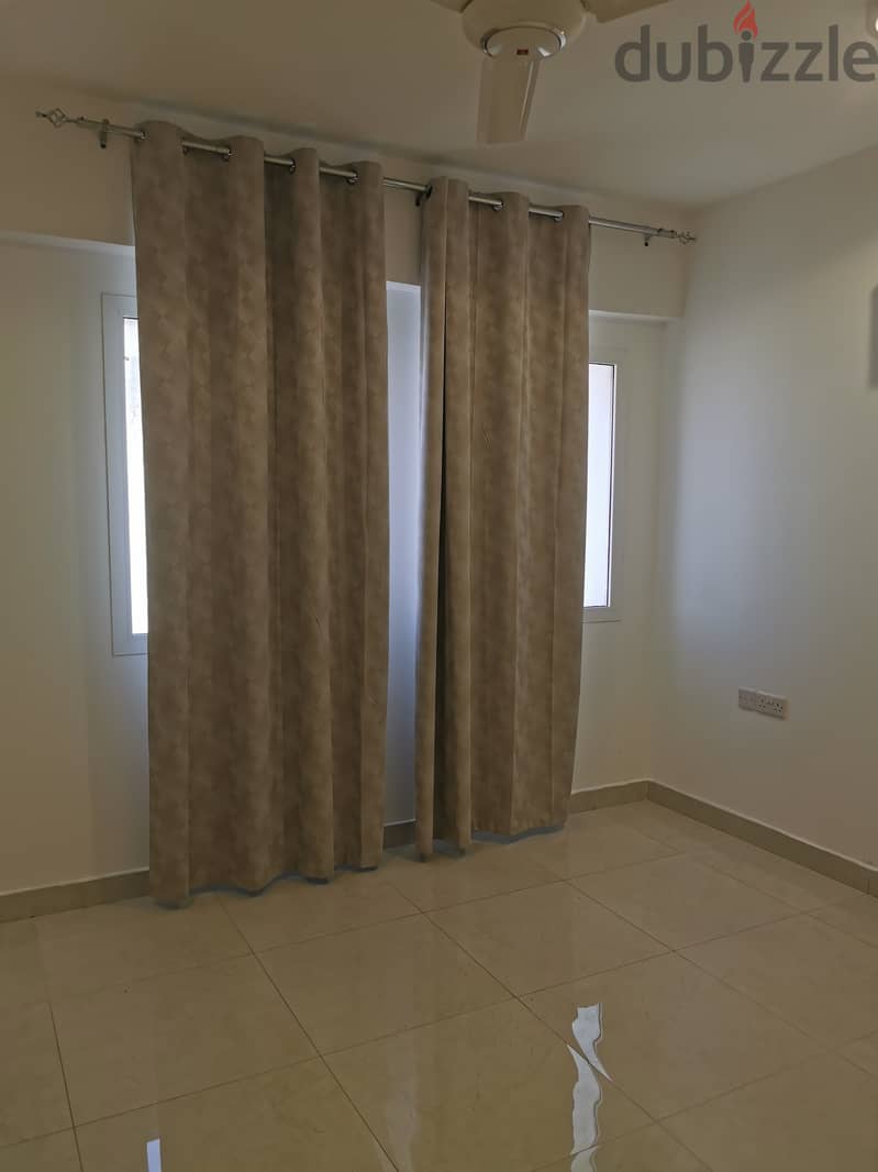 8 curtains (2 white and 6 beige curtains) and 5 bars 8