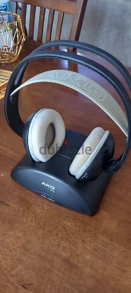 AKG wireless rechargeable headphones with comfortable soft earpads 2