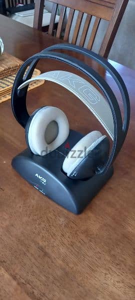 AKG wireless rechargeable headphones with comfortable soft earpads 6
