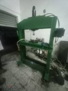 Pressing Machine In Very Good condition. 0