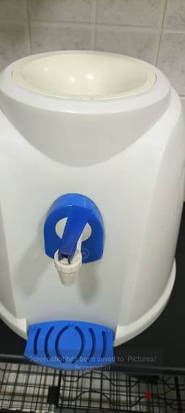 Simple Water Dispenser with 2 Bottles. 2