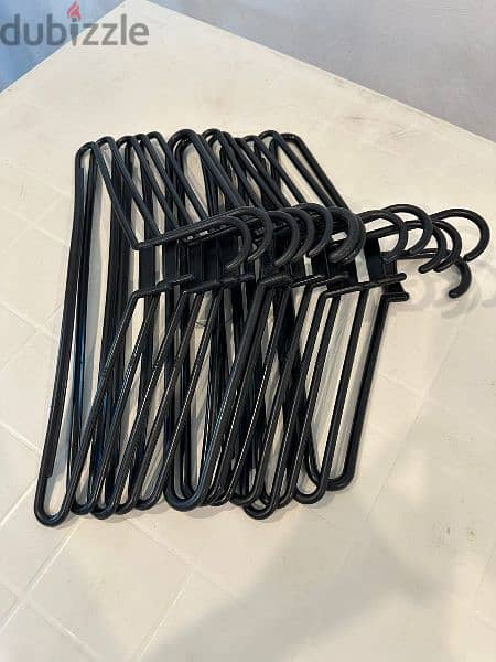 75 pieces of clothes hanger 1