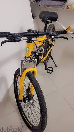 دراجه هوائيه لونها اصفر قابله للطي