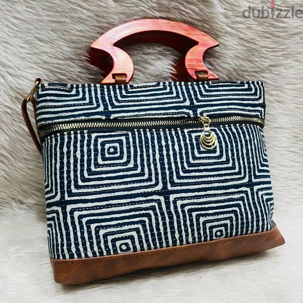 ladies hand bag with two handle only Rs 1.5 omr 2