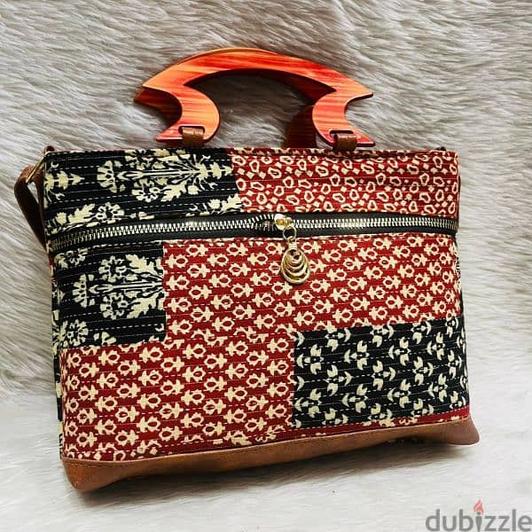 ladies hand bag with two handle only Rs 1.5 omr 3