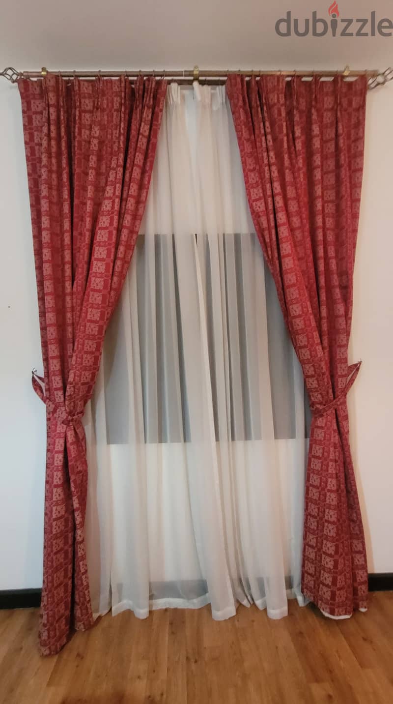 Beautiful Curtains ,  Cloths behind with the Rod 0