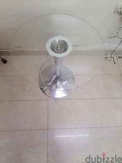 round glass table for sale size 60/60 neet and cleen