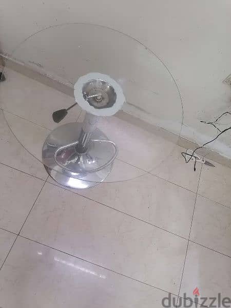 round glass table for sale size 60/60 neet and cleen 1