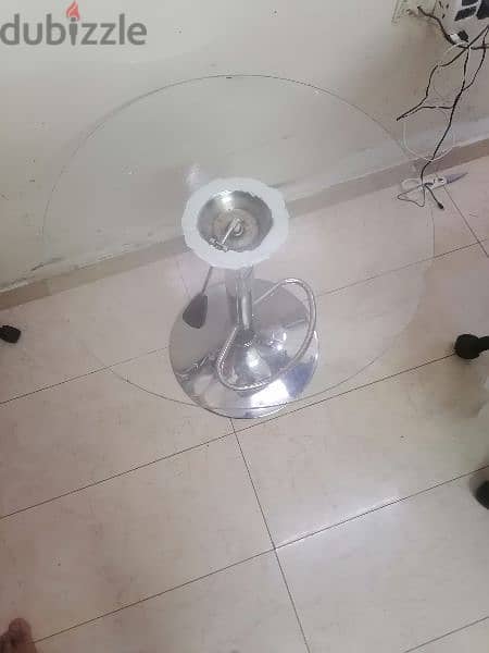 round glass table for sale size 60/60 neet and cleen 2