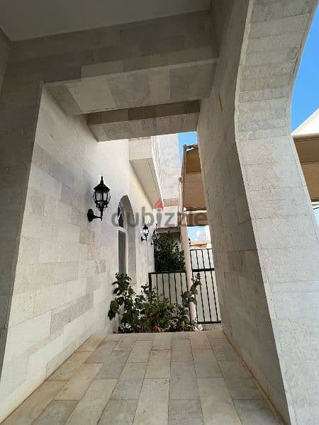 Luxury villa in a prime location in Al Hail فيلا راقيه في الحيل 2