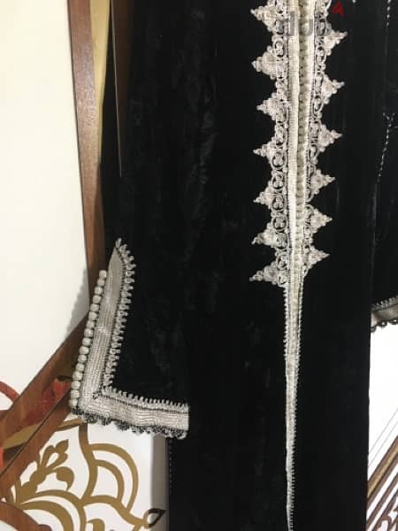 فستان مغربي خياطة يدوية توب من نوعية فخمة وحزام مرسخ باحجار كريمة 4