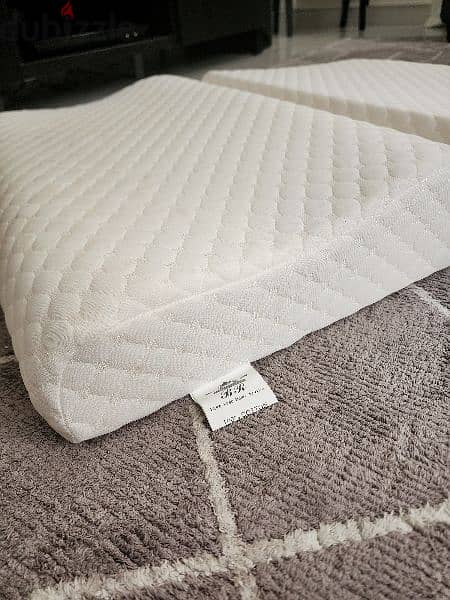 2 memory foam pillows 0