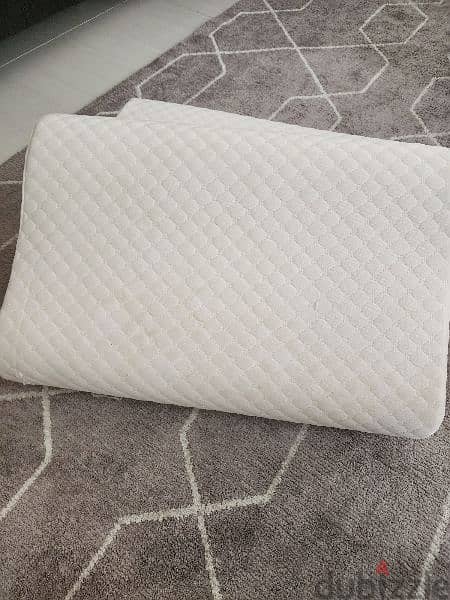 2 memory foam pillows 1