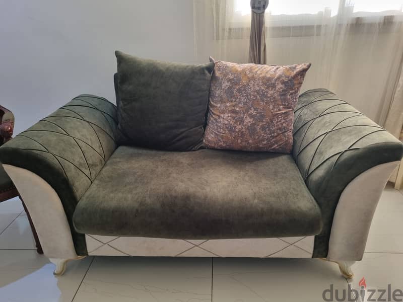 Very clean Sofa set 7 seater for Sale طقم جلوس نظيف جدا ٧ أشخاص 2