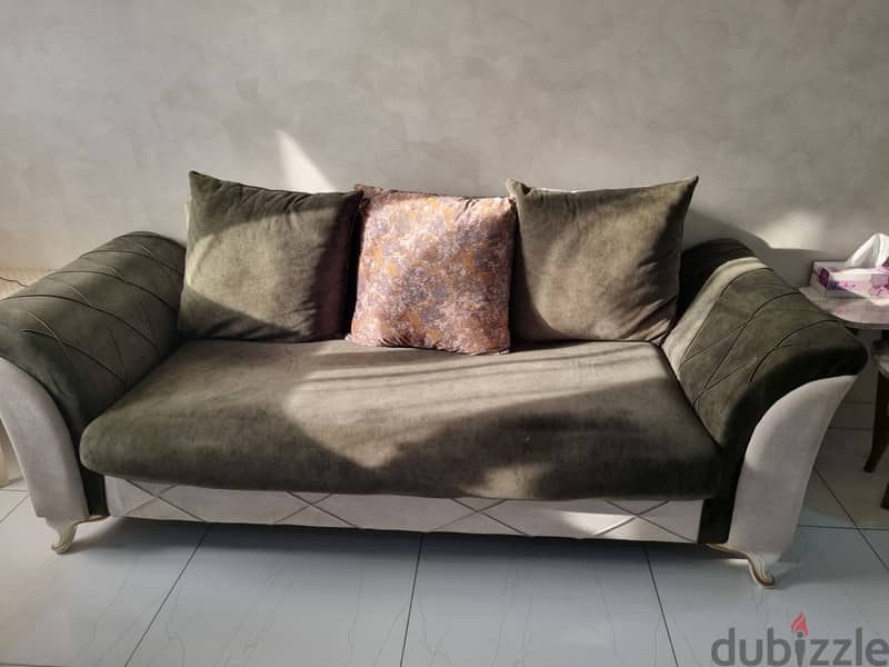 Very clean Sofa set 7 seater for Sale طقم جلوس نظيف جدا ٧ أشخاص 3