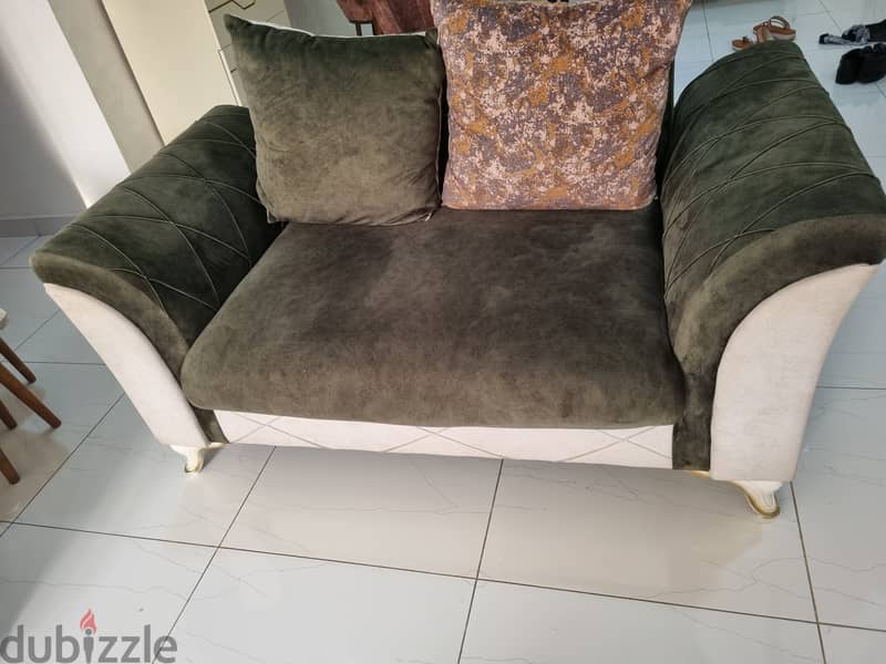 Very clean Sofa set 7 seater for Sale طقم جلوس نظيف جدا ٧ أشخاص 4