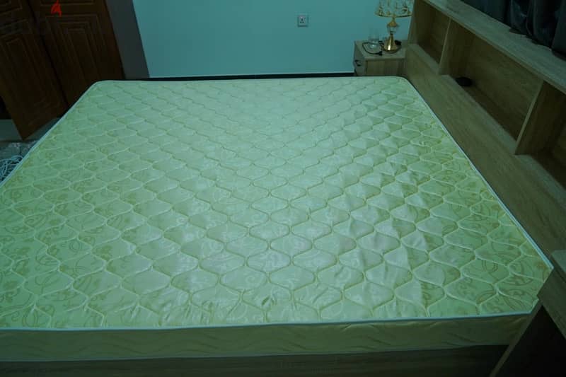 MATTRESS USED ONLY 2 weeks 1