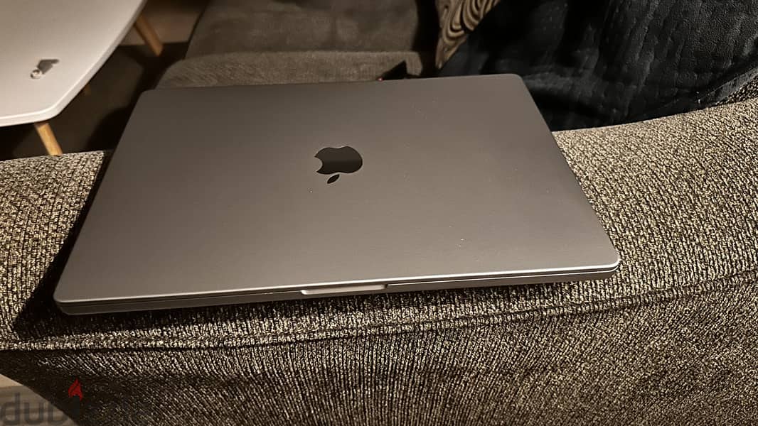 Apple Macbook 2021 M1 16 inch- perfect condition 8