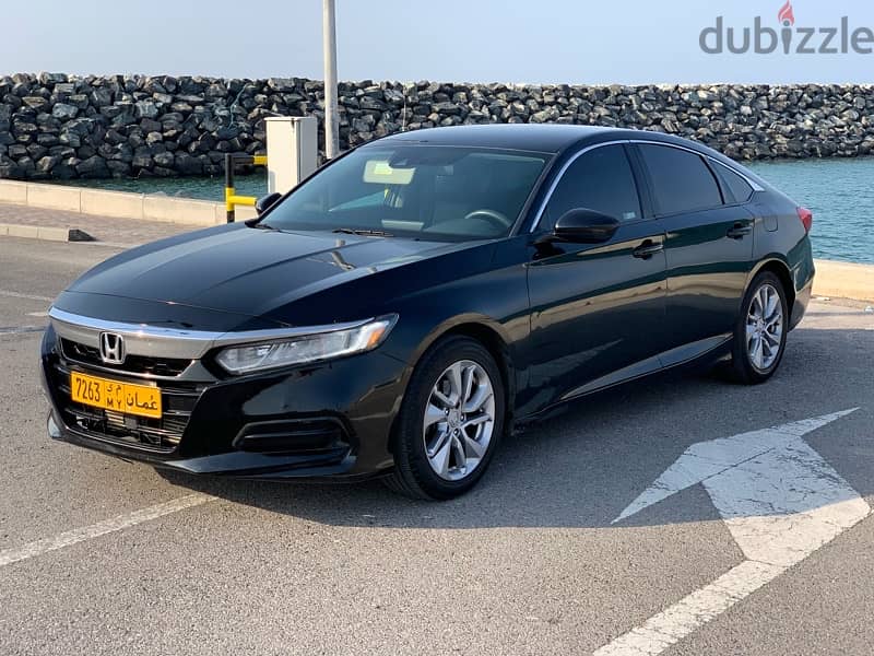 Honda accord 2018 in black light accident on doors only in good price 3