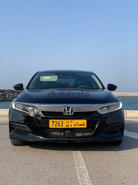 Honda accord 2018 in black light accident on doors only in good price 8