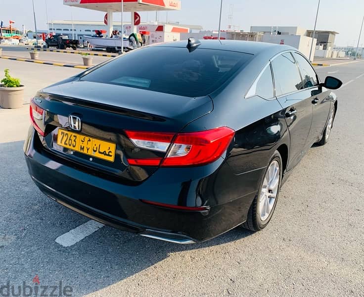 Honda accord 2018 in black light accident on doors only in good price 9