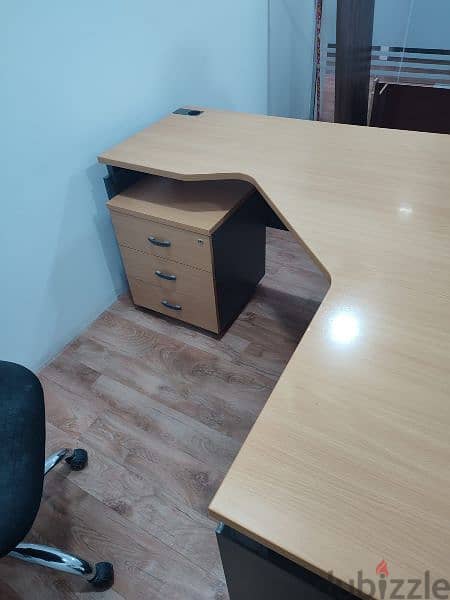 Office Table In Good Condition 2