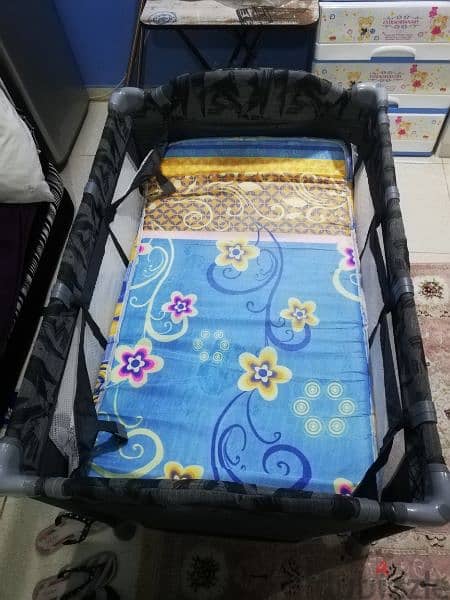 baby crib with mattress and baby bath bed. 2