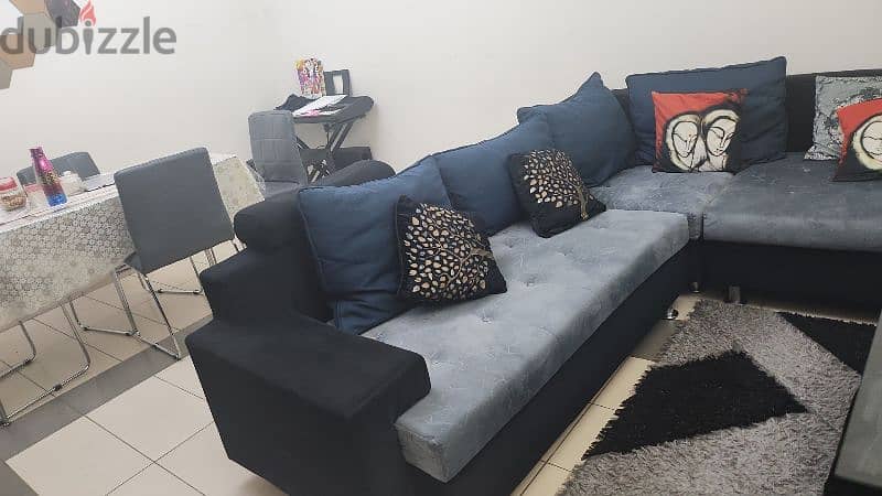 L shaped sofa ,centre table and carpet together cushions included 1