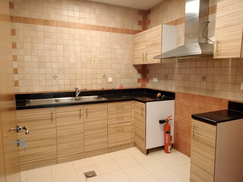 شقه للايجار 2غرفه في منطقه القرم / 2bhk apartment for rent in Qurm 5