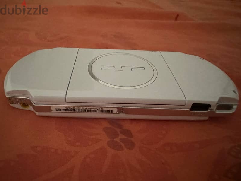 Selling PSP model 3000 white ueed 2 months 1