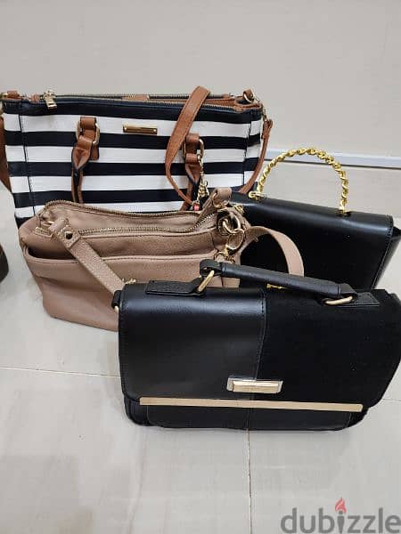 different handbags حقائب متنوعة 0