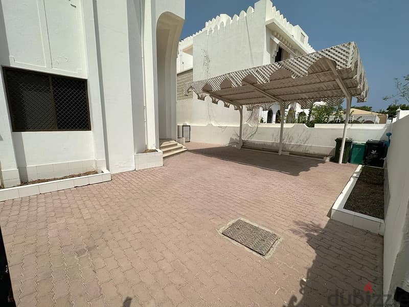 7Rooms villa for rent in Al Qurm Beach, near Al KharjiyA st 2