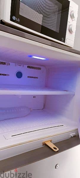 Samsung refrigerator nothing changes looking new condition good 4