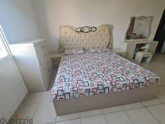 مجموعة غرفة نوم مع سرير و مراية و درج او دروج ابيض 0