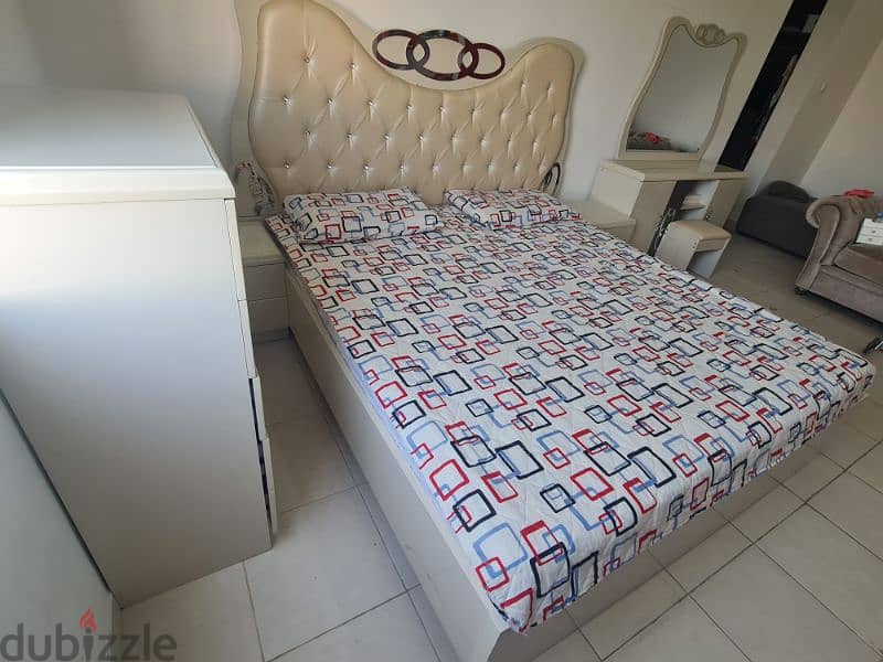 مجموعة غرفة نوم مع سرير و مراية و درج او دروج ابيض 4