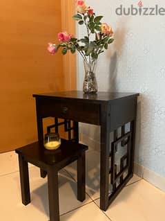 side table with flowe vase